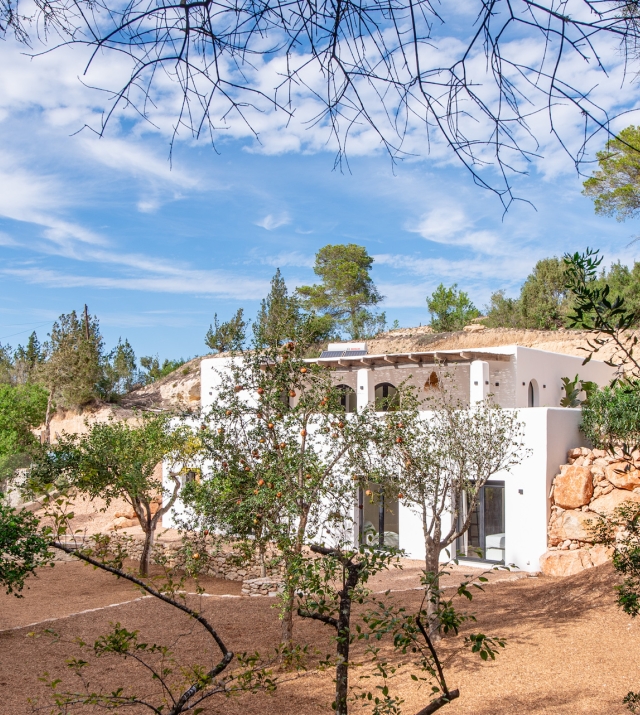 Resa estates Geraldine te koop finca noorden north ibiza sale bathroom house exterior.jpg